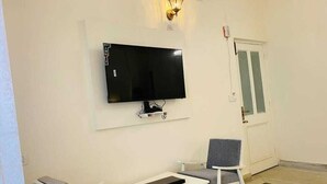 مكتب ومساحة عمل للكمبيوتر المحمول وواي فاي مجانًا
