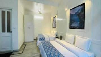 Classic Room | Desk, laptop workspace, free WiFi