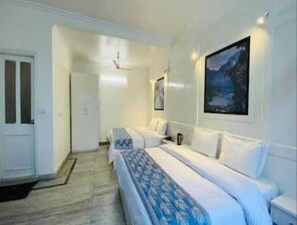 Classic Room | Desk, laptop workspace, free WiFi