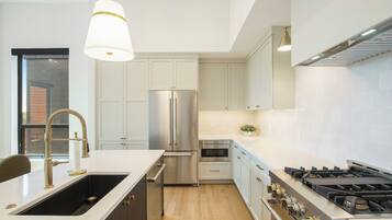 Geladeira, micro-ondas, fogão, cooktop