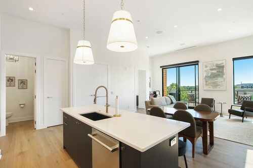 Holland Loft | High End Finishes + King + Balcony