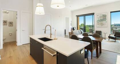 Holland Loft | High End Finishes + King + Balcony