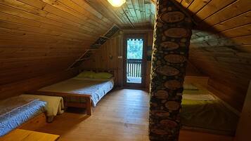 1 soverom, strykejern/-brett, reiseseng for barn og sengetøy