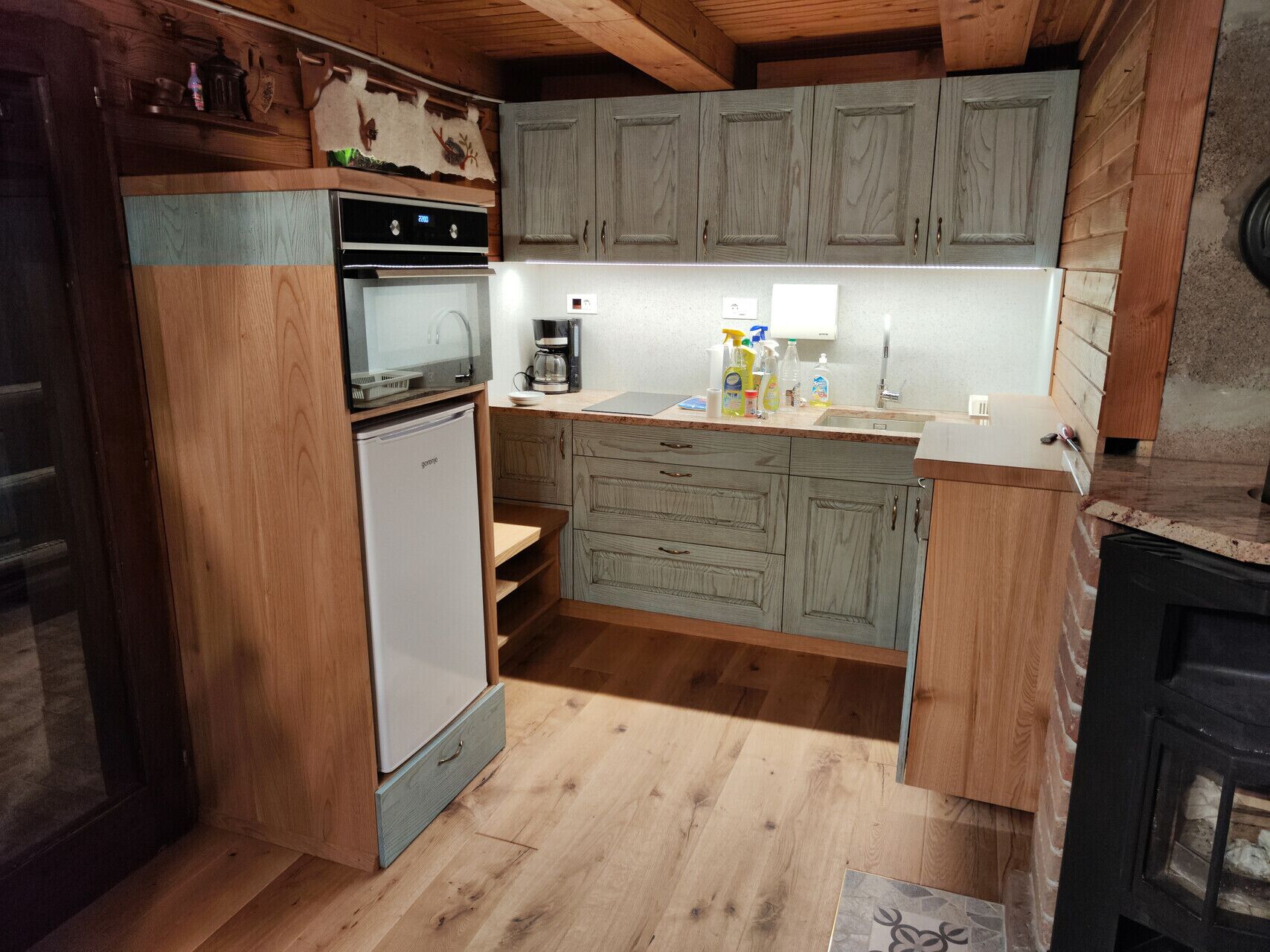 Een koelkast, een magnetron, een oven, een kookplaat