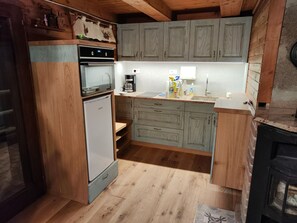 Fridge, microwave, oven, stovetop - Polhek - a charming countryside cottage (Ljubljana)