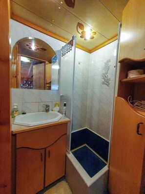 Dusche, Haartrockner, Handtücher, Seife