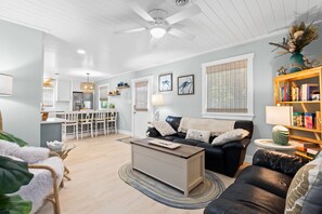 Smart TV, fireplace, books - Charming 2BR Sea Glee Cottage in Oak Island, perfect for families and pets! (Oak Island)