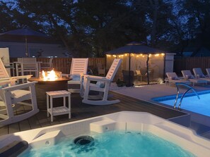 Terrace/patio - Charming 2BR Sea Glee Cottage in Oak Island, perfect for families and pets! (Oak Island)