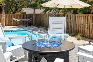 A heated pool - Charming 2BR Sea Glee Cottage in Oak Island, perfect for families and pets! (Oak Island)