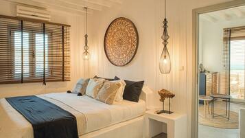 Chambre Triple Deluxe, vue mer | Minibar, coffres-forts dans les chambres, décoration personnalisée