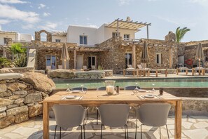 Piscine extérieure, accès possible de 11 h à 20 h, parasols