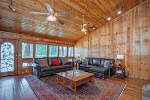 電視、壁爐、電子遊戲