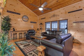 TV, fireplace, video games - LuxMtnLodge: WoodedView*Secluded*Sauna*Games*Theater*HotTub*Wifi*Fire Pit*Yard (Gatlinburg)