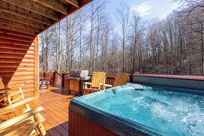 Outdoor spa tub - LuxMtnLodge: WoodedView*Secluded*Sauna*Games*Theater*HotTub*Wifi*Fire Pit*Yard (Gatlinburg)