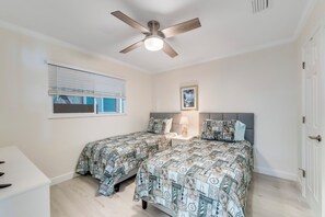 2 bedrooms, Internet, bed sheets - Leonardo Arms 106 Beachfront 2B/2B Vacation Condo! Palm Trees And Sunshine! (Fort Myers Beach)