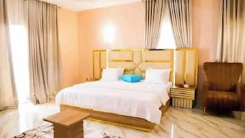 Phòng dành cho gia đình, ban công, quang cảnh thành phố | Bàn, khu vực làm việc phù hợp cho laptop, màn/rèm cản sáng