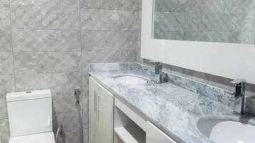 Kamar Keluarga, balkon, pemandangan kota | Kamar mandi | Bathtub, perlengkapan mandi gratis, pengering rambut, dan handuk