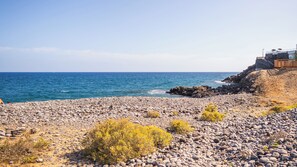 On the beach, sun-loungers - Villa Luisa: Relax with ocean view and swimming pool (Los Abrigos)