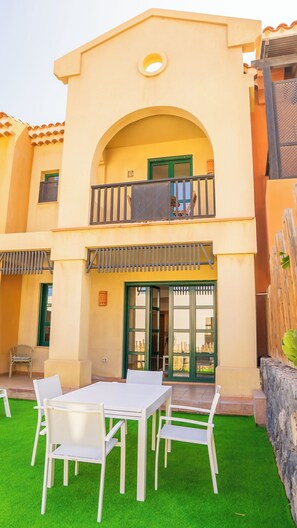 Outdoor dining - Villa Luisa: Relax with ocean view and swimming pool (Los Abrigos)