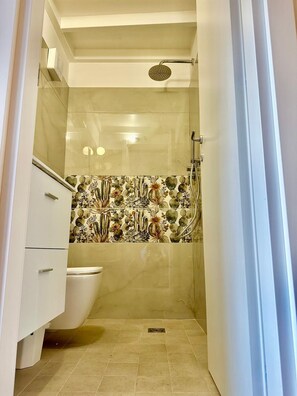 Dusche, Haartrockner, Bidet, Handtücher