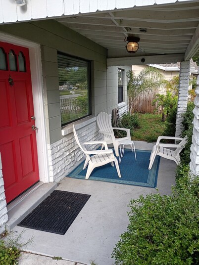 2-bedroom house in South Tampa with WiFi, AC Hammocks bikes and pet friendly!