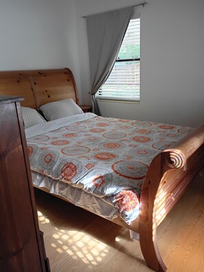 2 bedrooms, iron/ironing board, free WiFi, bed sheets - 2-bedroom house in South Tampa with WiFi, AC Hammocks bikes and pet friendly! (Tampa)
