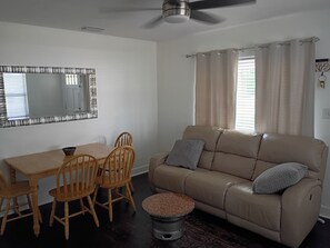 Smart TV - 2-bedroom house in South Tampa with WiFi, AC Hammocks bikes and pet friendly! (Tampa)