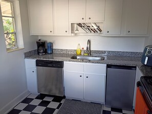Fridge, oven, stovetop, dishwasher