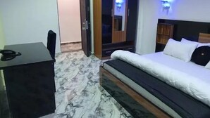 豪華客房, 露台, 城市景 | 書桌、手提電腦工作空間、遮光窗簾/窗簾、隔音