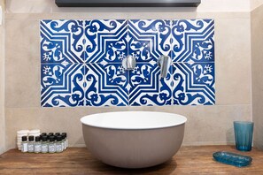 Comfort Room, Private Bathroom, Tower | Bathroom | Shower, hair dryer, towels, soap - Civico 50 (Naples)