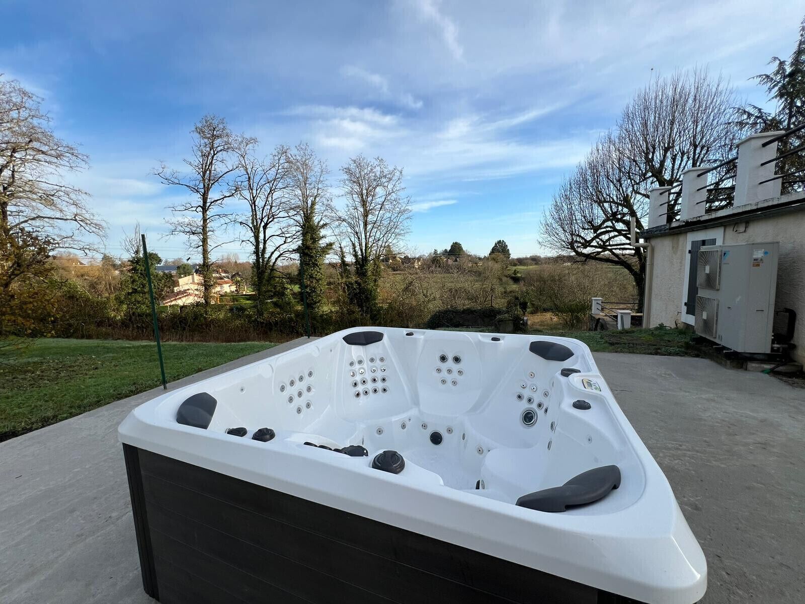 مغطس سبا خارجي