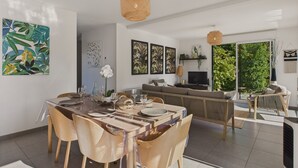 Un espacio moderno para vivir con comedor, sofá y televisión.