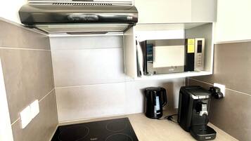 Refrigerador, microondas, parrilla de estufa y cafetera y tetera