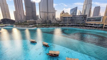 Majoituspaikan julkisivu illalla/yöllä