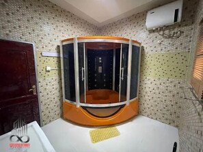 Appartement Économique, balcon, vue ville | Salle de bain | Articles de toilette gratuits, sèche-cheveux, serviettes fournies, savon