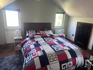 Apartment | 3 bedrooms, iron/ironing board, free WiFi, bed sheets