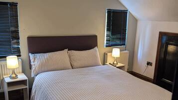 Apartment | 3 bedrooms, iron/ironing board, free WiFi, bed sheets