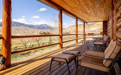 Yellowstone Valley Cabin- ideally located retreat, wildlife and mountain views