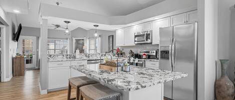 ثلاجة، ميكروويف، فرن، موقد طهي مسطح