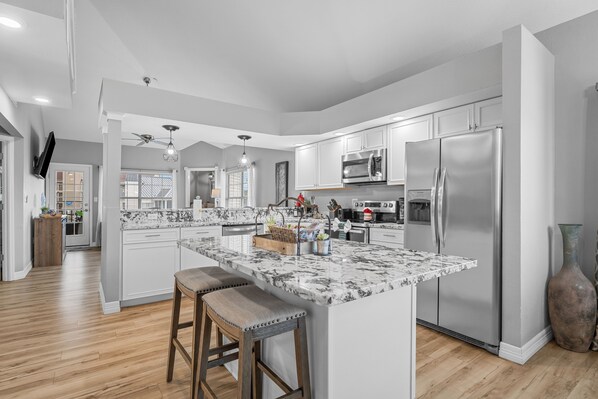 Refrigerador, microondas, horno y parrilla de estufa 