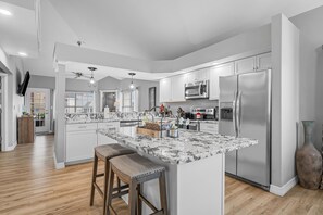 Refrigerador, microondas, horno y parrilla de estufa