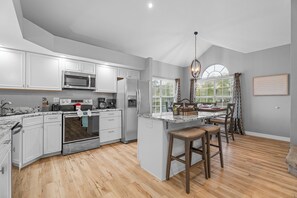 Refrigerador, microondas, horno y parrilla de estufa 