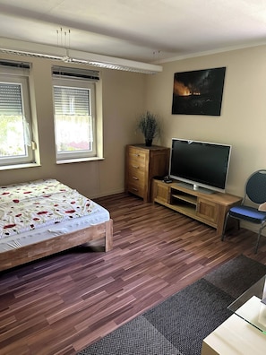 Apartment, 6 Bedrooms, Smoking | Room amenity