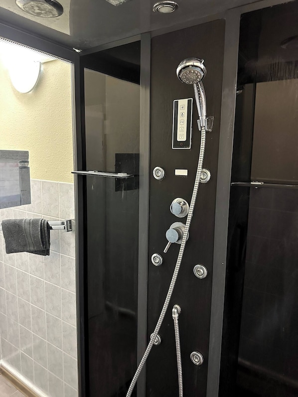 Apartment, 6 Bedrooms, Smoking | Bathroom
