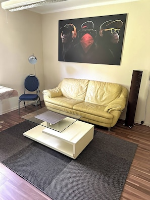 Apartment, 6 Bedrooms, Smoking | Living room