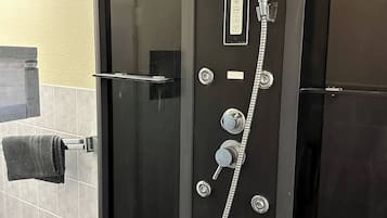 Apartment, 6 Bedrooms, Smoking | Bathroom