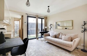 Een televisie en een kantoor