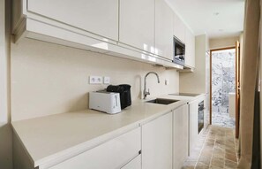 Kylskåp, mikrovågsugn, spishäll och diskmaskin