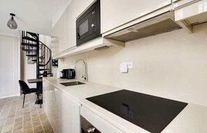 Kjøleskap, mikrobølgeovn, kokeplater og oppvaskmaskin