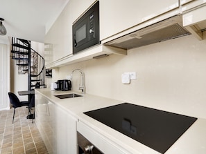 Réfrigérateur, micro-ondes, plaque de cuisson, lave-vaisselle